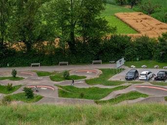 Sicht auf Pumptrack-Anlage